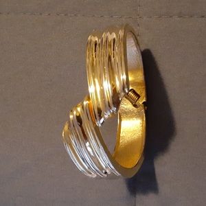 Gold Plated Bracelet with line design. 8" around (L8 223 B2)